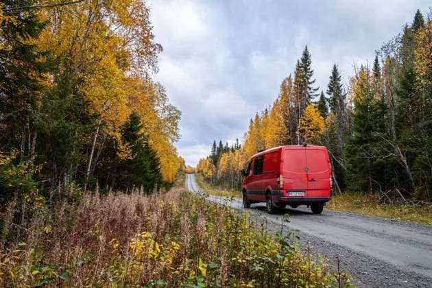 IMAGO Creative: Herbst, Touren mit dem Camper Wohnmobil, Wildnisstraße, Nord-Jämtland, Schweden, Europa *** Motorhome, Wilderness Road, North Jämtland, Sweden, Europe Copyright: imageBROKER/SaschaxSelli-Grabowski ibxsse06953464.jpg