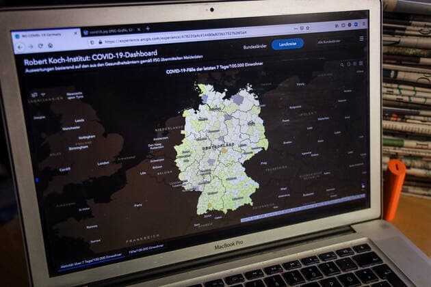 Coronavirus in Deutschland - Covid-19-Dashboard des Robert Koch-Institut 20.06.2021: Robert Koch-Institut: 7-Tage-Inzidenz 8,8. 7-Tage-Fallzahl 7.301. COVID-19-Fälle 3.721.981. Zugang um 842 gegenüber dem Vortag. COVID-19-Todesfälle 90.385. Zugang um 16 gegenüber dem Vortag.
