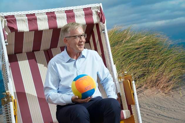 Die LINKE 7. Bundesparteitag in Berlin Aktuell, 20.06.2021, Berlin, Dietmar Bartsch sitzt entspannt im Strandkorb einer kuenstlichen Strandkulisse beim 7. Parteitag der Partei Die LINKE in den Rheinbeckhallen in Berlin Berlin Berlin Deutschland