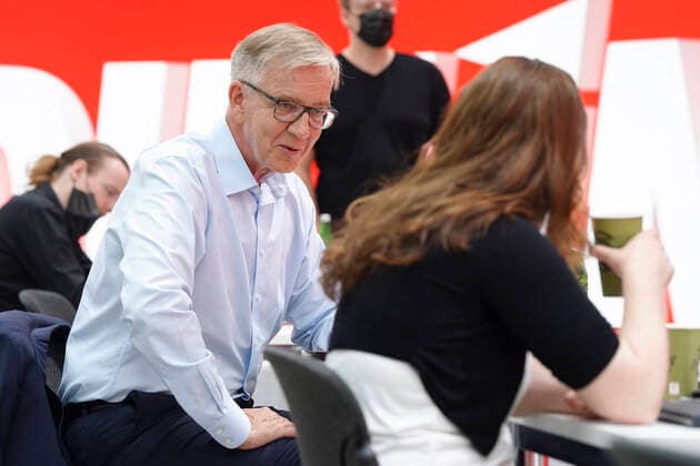 Die LINKE 7. Bundesparteitag in Berlin Aktuell, 20.06.2021, Berlin, Dietmar Bartsch in der ersten Reihe im Plenum beim 7. Parteitag der Partei Die LINKE in den Rheinbeckhallen in Berlin Berlin Berlin Deutschland
