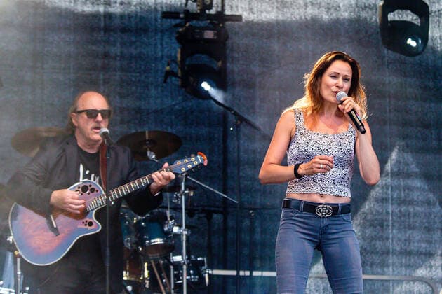 20210620 Mit Abstand Festival - Abschiedskonzert Opus RADFELD, AUSTRIA - JUNE 20: Herwig Ruedisser Vocals and Guitar und Inez Griesshofer Background Vocals während dem Mit Abstand Festival - Abschiedskonzert Opus im Festivalgelaende RADFELD, AUSTRIA - JUNE 20: Herwig Ruedisser Vocals and Guitar und Inez Griesshofer Background Vocals during the concert from Mit Abstand Festival - Abschiedskonzert Opus at Festivalgelaende Radfeld Festivalgelaende Tirol Austria Copyright: xBEAUTIFULxSPORTS Kettnerx