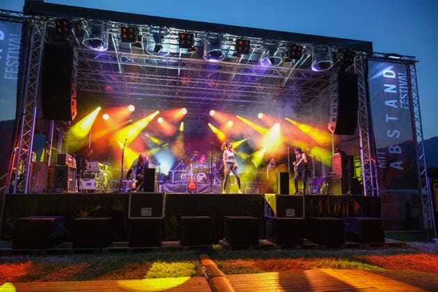20210620 Mit Abstand Festival - Abschiedskonzert Opus RADFELD, AUSTRIA - JUNE 20: Kurt Rene Plisnier Keyboards, Ewald Sunny Pfleger Guitar, Guenter Grasmuck Drums, Inez Griesshofer Background Vocals, Corry Gass Background Vocals und Erich Buchebner Bass Guitar während dem Mit Abstand Festival - Abschiedskonzert Opus im Festivalgelaende RADFELD, AUSTRIA - JUNE 20: Kurt Rene Plisnier Keyboards, Ewald Sunny Pfleger Guitar, Guenter Grasmuck Drums, Inez Griesshofer Background Vocals, Corry Gass Background Vocals and Erich Buchebner Bass Guitar during the concert from Mit Abstand Festival - Abschiedskonzert Opus at Festivalgelaende Radfeld Festivalgelaende Tirol Austria Copyright: xBEAUTIFULxSPORTS Kettnerx