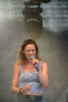 20210620 Mit Abstand Festival - Abschiedskonzert Opus RADFELD, AUSTRIA - JUNE 20: Inez Griesshofer Background Vocals während dem Mit Abstand Festival - Abschiedskonzert Opus im Festivalgelaende RADFELD, AUSTRIA - JUNE 20: Inez Griesshofer Background Vocals during the concert from Mit Abstand Festival - Abschiedskonzert Opus at Festivalgelaende Radfeld Festivalgelaende Tirol Austria Copyright: xBEAUTIFULxSPORTS Kettnerx