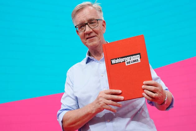 News Bilder des Tages Die LINKE 7. Bundesparteitag in Berlin Aktuell, 20.06.2021, Berlin, Dietmar Bartsch haelt das neue Wahlprogramm als Buch in der Hand beim 7. Parteitag der Partei Die LINKE in den Rheinbeckhallen in Berlin Berlin Berlin Deutschland