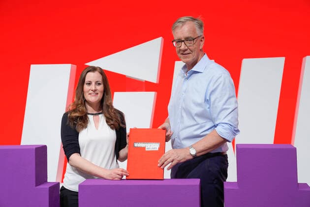 Die LINKE 7. Bundesparteitag in Berlin Aktuell, 20.06.2021, Berlin, Janine Wissler und Dietmar Bartsch strahlen mit dem neuen Wahlprogramm als Buch in der Hand beim 7. Parteitag der Partei Die LINKE in den Rheinbeckhallen in Berlin Berlin Berlin Deutschland