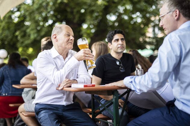 News Bilder des Tages Olaf Scholz, Kanzlerkandidat der SPD, aufgenommen im Rahmen des SPD-Zukunftsforums in einem Biergarten in Berlin, 20.06.2021. Berlin Deutschland