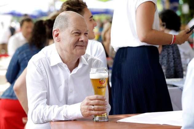 Olaf Scholz beim Get-together mit den U40 Kandidat*innen der SPD für die Bundestagswahl 2021 im Biergarten Zollpackhof. Berlin, 20.06.2021 *** Olaf Scholz at the get together with the U40 candidates of the SPD for the Bundestag election 2021 in the beer garden Zollpackhof Berlin, 20 06 2021 Foto:xS.xGabschx xFuturexImage