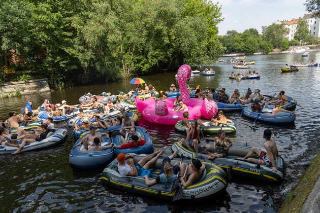 Bilder des Jahres 2021, News 06 Juni News Themen der Woche KW24 News Bilder des Tages Rave-O-Lution Protest In Berlin People attend the Rave-O-lution protest of the Berlin club scene on boats at the Landwehrkanal under the motto Alle in einem Boot (all in one boat) in Berlin, Germany on June 20, 2021. Berlin Berlin Germany contini-raveolut210620_npocH  Copyright: xEmmanuelexContinix