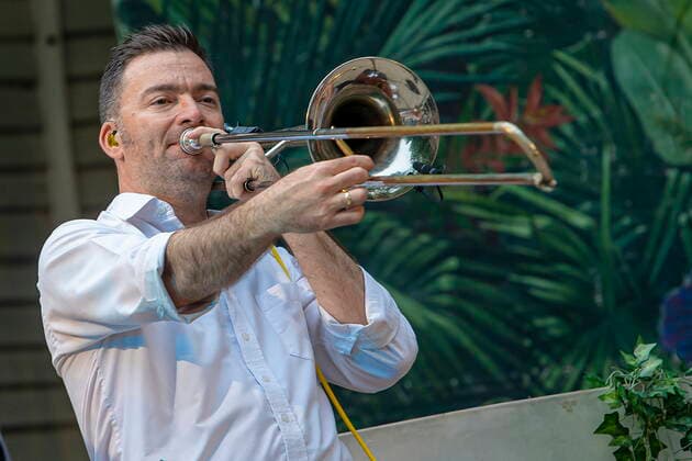 Die Dresdner Reggae- und Ska-Band Yellow Umbrella (auf dem Bild: Thomas Hellmich, Posaune) während ihres Auftrittes auf dem Konzertplatz Weißer Hirsch in Dresden.