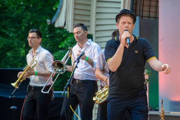 Die Dresdner Reggae- und Ska-Band Yellow Umbrella während ihres Auftrittes auf dem Konzertplatz Weißer Hirsch in Dresden.