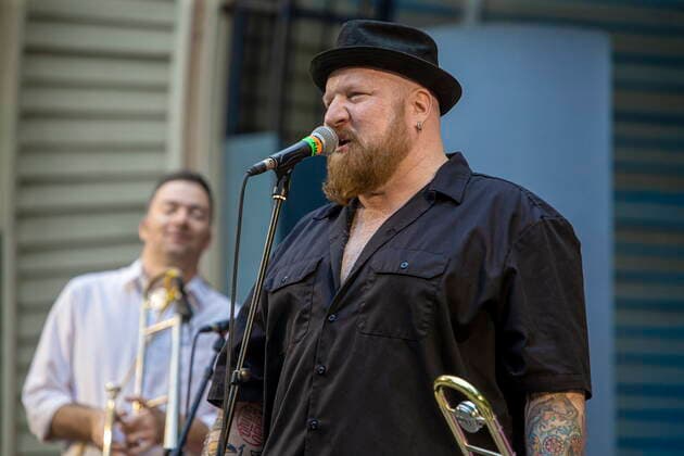 Die Dresdner Reggae- und Ska-Band Yellow Umbrella (auf dem Bild: Dr. Ring Ding) während ihres Auftrittes auf dem Konzertplatz Weißer Hirsch in Dresden.