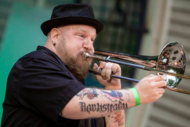 Die Dresdner Reggae- und Ska-Band Yellow Umbrella (auf dem Bild: Dr. Ring Ding) während ihres Auftrittes auf dem Konzertplatz Weißer Hirsch in Dresden.