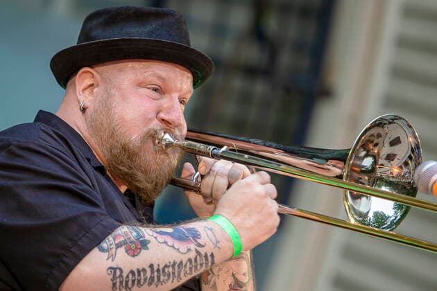 Die Dresdner Reggae- und Ska-Band Yellow Umbrella (auf dem Bild: Dr. Ring Ding) während ihres Auftrittes auf dem Konzertplatz Weißer Hirsch in Dresden.
