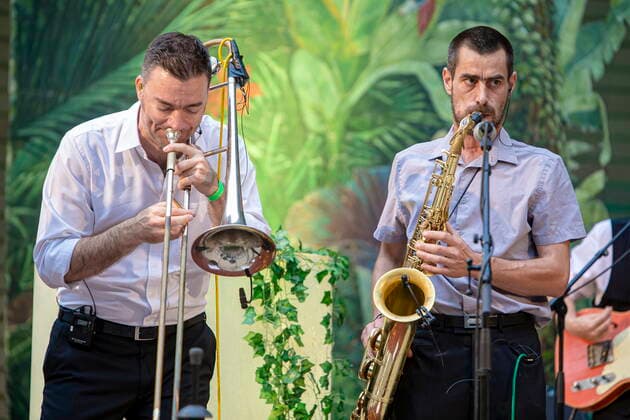 Die Dresdner Reggae- und Ska-Band Yellow Umbrella während ihres Auftrittes auf dem Konzertplatz Weißer Hirsch in Dresden.