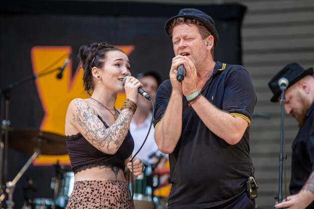 Die Dresdner Reggae- und Ska-Band Yellow Umbrella (auf dem Bild: Veronika Kralacek und Jens Strohschnieder) während ihres Auftrittes auf dem Konzertplatz Weißer Hirsch in Dresden.