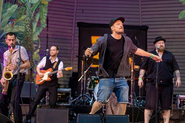 Die Dresdner Reggae- und Ska-Band Yellow Umbrella (auf dem Bild: Longfingah) während ihres Auftrittes auf dem Konzertplatz Weißer Hirsch in Dresden.