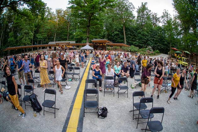 Die Dresdner Reggae- und Ska-Band Yellow Umbrella während ihres Auftrittes auf dem Konzertplatz Weißer Hirsch in Dresden.