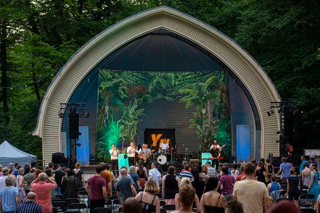 Die Dresdner Reggae- und Ska-Band Yellow Umbrella während ihres Auftrittes auf dem Konzertplatz Weißer Hirsch in Dresden.