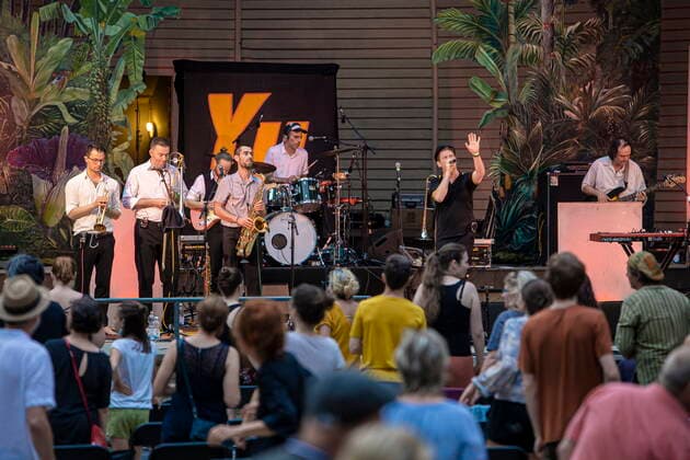 Die Dresdner Reggae- und Ska-Band Yellow Umbrella während ihres Auftrittes auf dem Konzertplatz Weißer Hirsch in Dresden.