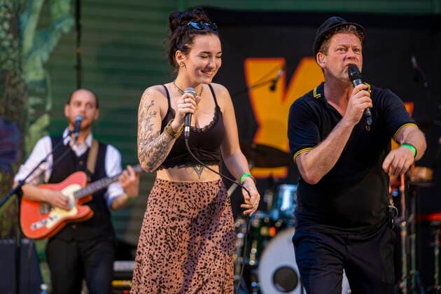 Die Dresdner Reggae- und Ska-Band Yellow Umbrella (auf dem Bild: Veronika Kralacek und Jens Strohschnieder) während ihres Auftrittes auf dem Konzertplatz Weißer Hirsch in Dresden.