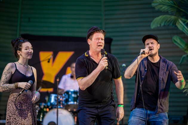 Die Dresdner Reggae- und Ska-Band Yellow Umbrella (auf dem Bild: Veronika Kralacek, Jens Strohschnieder und Longfingah) während ihres Auftrittes auf dem Konzertplatz Weißer Hirsch in Dresden.