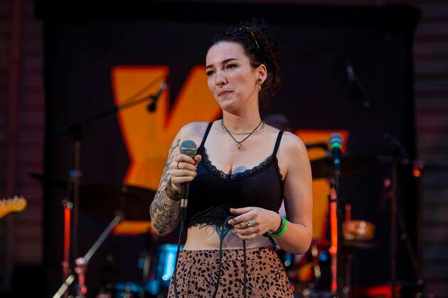 Die Dresdner Reggae- und Ska-Band Yellow Umbrella (auf dem Bild: Veronika Kralacek) während ihres Auftrittes auf dem Konzertplatz Weißer Hirsch in Dresden.