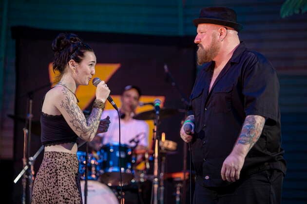 Die Dresdner Reggae- und Ska-Band Yellow Umbrella (auf dem Bild: Veronika Kralacek und Dr. Ring Ding) während ihres Auftrittes auf dem Konzertplatz Weißer Hirsch in Dresden.