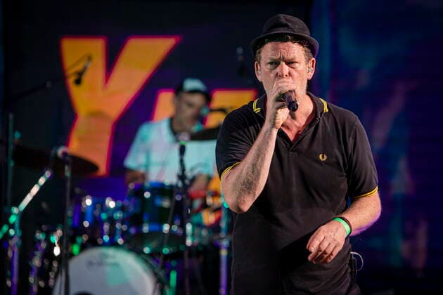 Die Dresdner Reggae- und Ska-Band Yellow Umbrella (auf dem Bild: Jens Strohschnieder) während ihres Auftrittes auf dem Konzertplatz Weißer Hirsch in Dresden.