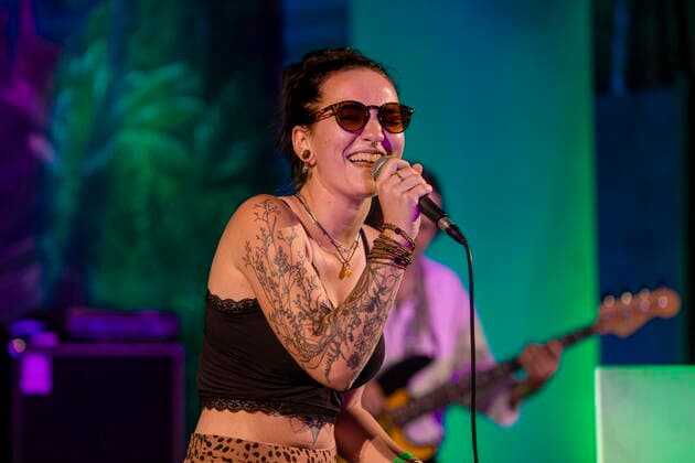 Die Dresdner Reggae- und Ska-Band Yellow Umbrella (auf dem Bild: Veronika Kralacek) während ihres Auftrittes auf dem Konzertplatz Weißer Hirsch in Dresden.