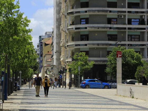 June 20, 2021, Lisbon, Portugal: Movement in Arco do Cego neighborhood, with beautiful Jorge Luis Borges garden and its wide, tree-lined streets, located near Saldanha subway station, this spring Sunday on European continent.  Copyright: xEdsonxdexSouzax