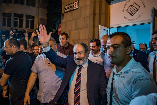 Bilder des Jahres 2021, News 06 Juni News Themen der Woche KW25 News Bilder des Tages June 21, 2021, Yerevan, Yerevan, Armenia: Nikol Pashinyan, Prime Minister of Armenia and main candidate of the Civil Contract party, salutes to his supporters in the entrance of his headquarters after winning the parliamentary elections in Armenia. Yerevan Armenia - ZUMAa131 20210621_zap_a131_002 Copyright: xCelestinoxArcexLavinx