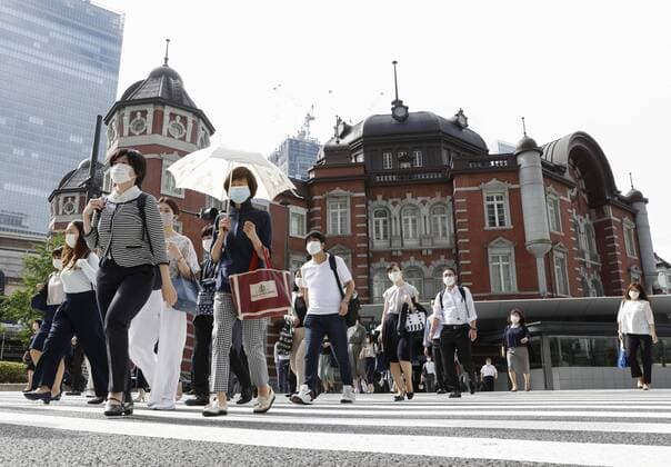News Themen der Woche KW25 News Bilder des Tages Scene in Tokyo after COVID-19 state of emergency People wearing face masks walk in front of JR Tokyo Station in the Japanese capital on June 21, 2021, during the first morning after Japan ended the COVID-19 state of emergency in Tokyo and eight other prefectures. Tokyo shifted to a quasi-state of emergency until July 11 amid concern about a rebound in infections. 