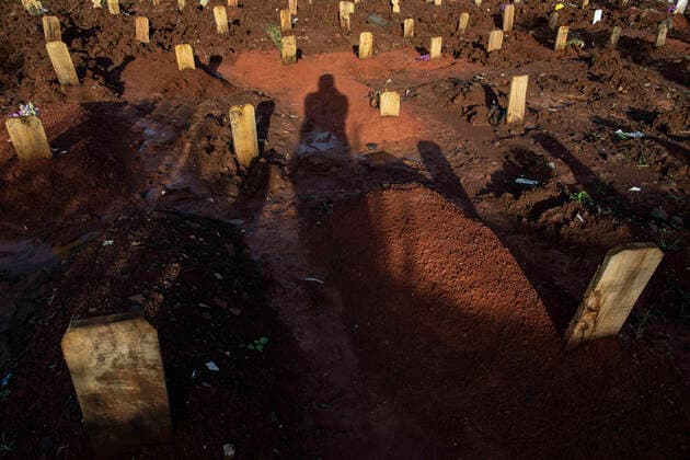 June 21, 2021, Tangerang Selatan, Banten, Indonesia: South Tangerang, Banten, Indonesia, June 21, 2021: Sightings of the deceased Covid19 at the covid19 cemetery, Jombang, Ciputat, South Tangerang, Banten, Indonesia. The number of deaths due to COVID-19 in Indonesia increased significantly during Eid. Tangerang Selatan Indonesia - ZUMAh128 20210621_zap_h128_003 Copyright: xDonalxHusnix