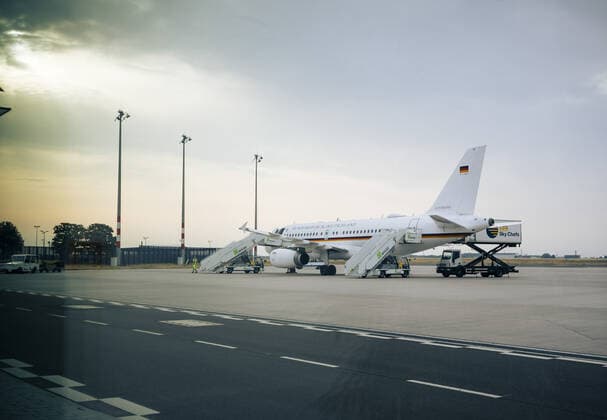 Ein Flugzeug der Flugbereitschaft der Bundeswehr am Flughafen BER in Berlin, im Rahmen der Teilname des Bundesaussenministers am Rat fuer Aussenbeziehungen in Luxemburg. 21.06.2021. Berlin Deutschland *** An airplane of the Bundeswehr Air Force at the airport BER in Berlin, in the context of the participation of the Federal Minister of Foreign Affairs in the Council for Foreign Relations in Luxembourg 21 06 2021 Berlin Germany Copyright: xFelixxZahn photothek.netx