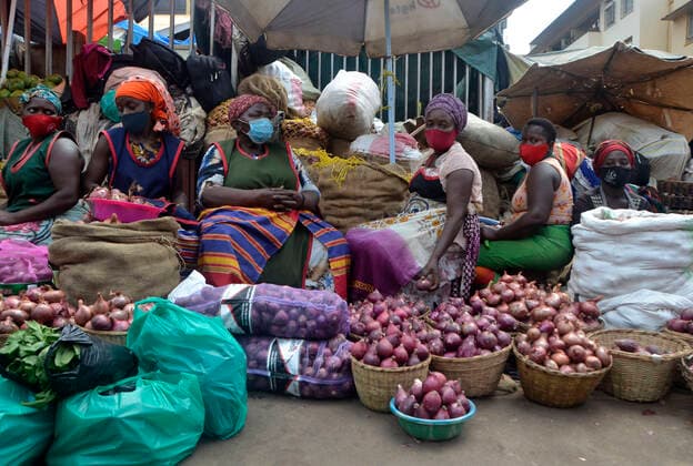 (210620) -- KAMPALA, June 20, 2021 -- Vendors wearing face masks sell vegetables at a market in Kampala, Uganda, on June 20, 2021. Ugandan President Yoweri Museveni on Friday announced a string of measures aimed at containing the rapid spread of the novel coronavirus as the country is experiencing a second wave. (Photo by Xinhua) UGANDA-KAMPALA-MARKET-COVID-19-MEASURES NicholasxKajoba 