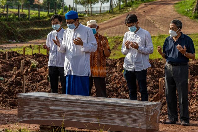 Burial Covid19 Victim In Indonesia Funeral for COVID-19 victims at the Jombang Covid19 TPU, South Tangerang, Banten, Indonesia on June 21, 2021. The number of deaths due to COVID-19 in Indonesia increased significantly during Eid. Tangerang Indonesia husni-funeralf210621_npqV8  Copyright: xDonalxHusnix