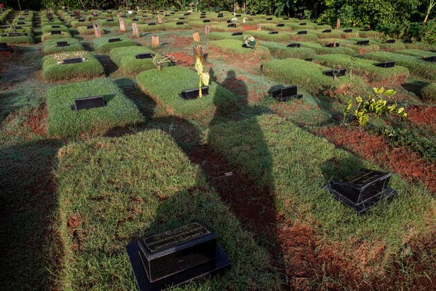Virus Outbreak Indonesia Sightings of the deceased Covid19 at the covid19 cemetery, Jombang, Ciputat, South Tangerang, Banten, Indonesia on June 21, 2021. The number of deaths due to COVID-19 in Indonesia increased significantly during Eid. Tangerang Banten Indonesia husni-silentwi210621_npFc8  Copyright: xDonalxHusnix