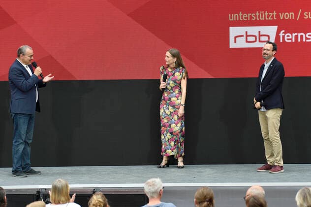 Knut Elstermann, Mariette Rissenbeek und Carlo Chatrian bei der Verleihung vom Publikumspreis Wettbewerb 2021 auf der Berlinale Summer Special 2021 71. Internationale Filmfestspiele Berlin im Freiluftkino Museumsinsel. Berlin, 20.06.2021