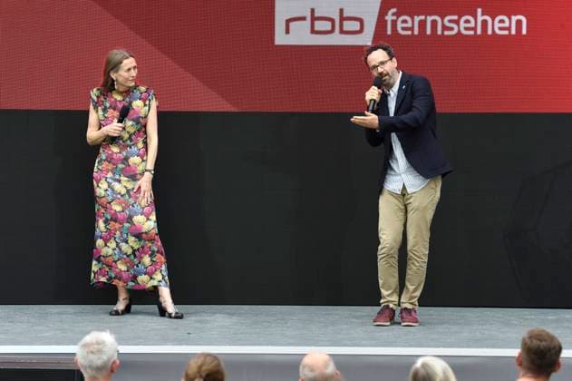 Mariette Rissenbeek und Carlo Chatrian bei der Verleihung vom Publikumspreis Wettbewerb 2021 auf der Berlinale Summer Special 2021 71. Internationale Filmfestspiele Berlin im Freiluftkino Museumsinsel. Berlin, 20.06.2021