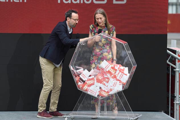 Carlo Chatrian und Mariette Rissenbeek bei der Verleihung vom Publikumspreis Wettbewerb 2021 auf der Berlinale Summer Special 2021 71. Internationale Filmfestspiele Berlin im Freiluftkino Museumsinsel. Berlin, 20.06.2021