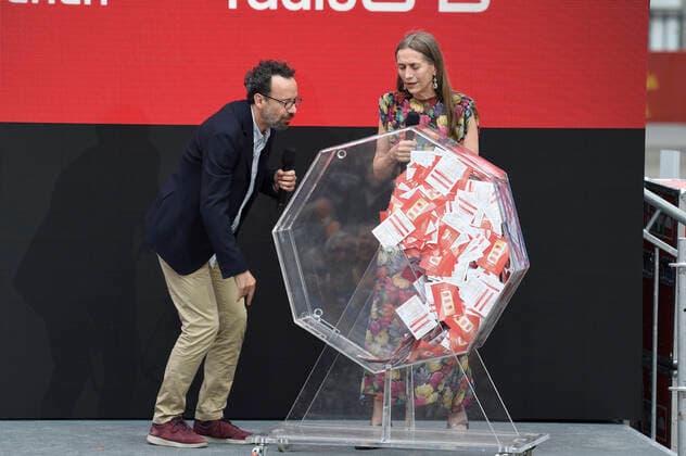 Carlo Chatrian und Mariette Rissenbeek bei der Verleihung vom Publikumspreis Wettbewerb 2021 auf der Berlinale Summer Special 2021 71. Internationale Filmfestspiele Berlin im Freiluftkino Museumsinsel. Berlin, 20.06.2021
