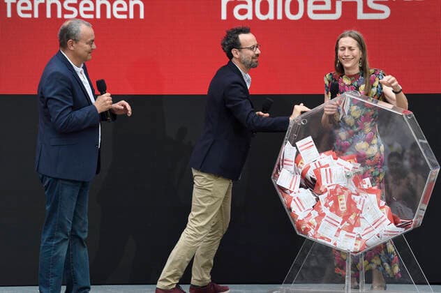Knut Elstermann, Carlo Chatrian und Mariette Rissenbeek bei der Verleihung vom Publikumspreis Wettbewerb 2021 auf der Berlinale Summer Special 2021 71. Internationale Filmfestspiele Berlin im Freiluftkino Museumsinsel. Berlin, 20.06.2021
