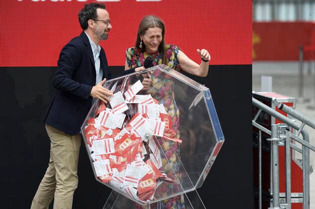 Carlo Chatrian und Mariette Rissenbeek bei der Verleihung vom Publikumspreis Wettbewerb 2021 auf der Berlinale Summer Special 2021 71. Internationale Filmfestspiele Berlin im Freiluftkino Museumsinsel. Berlin, 20.06.2021