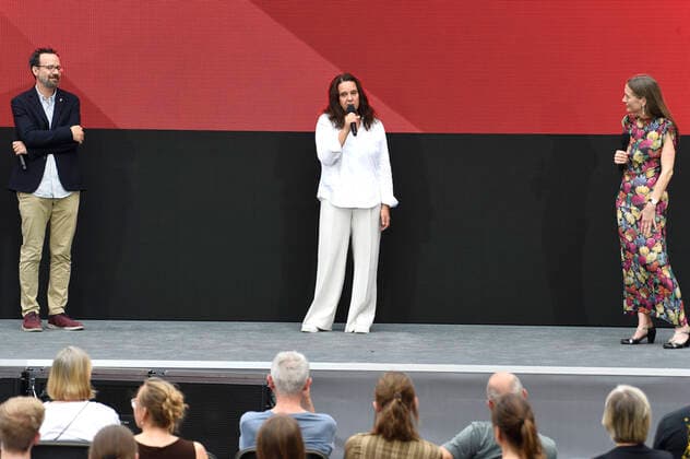 Carlo Chatrian, Preisträgerin Maria Speth und Mariette Rissenbeek bei der Verleihung vom Publikumspreis Wettbewerb 2021 für den Dokumentarfilm Herr Bachmann und seine Klasse auf der Berlinale Summer Special 2021 71. Internationale Filmfestspiele Berlin im Freiluftkino Museumsinsel. Berlin, 20.06.2021