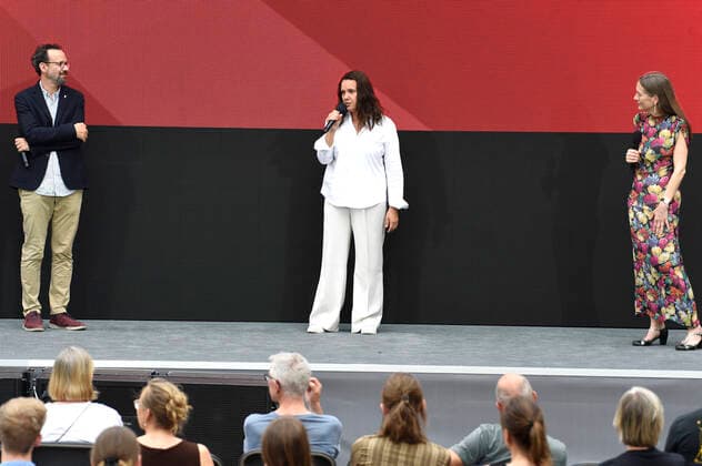 Carlo Chatrian, Preisträgerin Maria Speth und Mariette Rissenbeek bei der Verleihung vom Publikumspreis Wettbewerb 2021 für den Dokumentarfilm Herr Bachmann und seine Klasse auf der Berlinale Summer Special 2021 71. Internationale Filmfestspiele Berlin im Freiluftkino Museumsinsel. Berlin, 20.06.2021