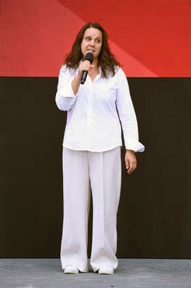 Preisträgerin Maria Speth bei der Verleihung vom Publikumspreis Wettbewerb 2021 für den Dokumentarfilm Herr Bachmann und seine Klasse auf der Berlinale Summer Special 2021 71. Internationale Filmfestspiele Berlin im Freiluftkino Museumsinsel. Berlin, 20.06.2021