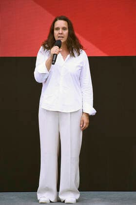 Preisträgerin Maria Speth bei der Verleihung vom Publikumspreis Wettbewerb 2021 für den Dokumentarfilm Herr Bachmann und seine Klasse auf der Berlinale Summer Special 2021 71. Internationale Filmfestspiele Berlin im Freiluftkino Museumsinsel. Berlin, 20.06.2021