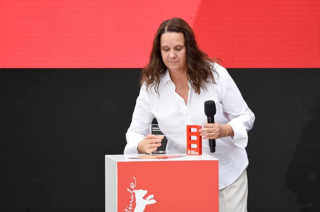 Preisträgerin Maria Speth bei der Verleihung vom Publikumspreis Wettbewerb 2021 für den Dokumentarfilm Herr Bachmann und seine Klasse auf der Berlinale Summer Special 2021 71. Internationale Filmfestspiele Berlin im Freiluftkino Museumsinsel. Berlin, 20.06.2021