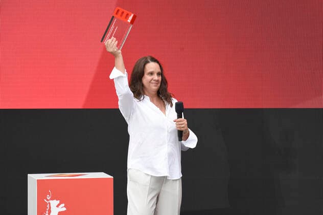 Preisträgerin Maria Speth bei der Verleihung vom Publikumspreis Wettbewerb 2021 für den Dokumentarfilm Herr Bachmann und seine Klasse auf der Berlinale Summer Special 2021 71. Internationale Filmfestspiele Berlin im Freiluftkino Museumsinsel. Berlin, 20.06.2021