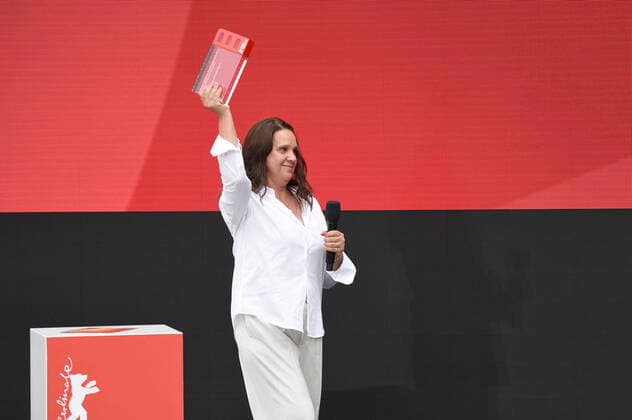 Preisträgerin Maria Speth bei der Verleihung vom Publikumspreis Wettbewerb 2021 für den Dokumentarfilm Herr Bachmann und seine Klasse auf der Berlinale Summer Special 2021 71. Internationale Filmfestspiele Berlin im Freiluftkino Museumsinsel. Berlin, 20.06.2021